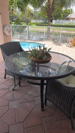 Round patio table
