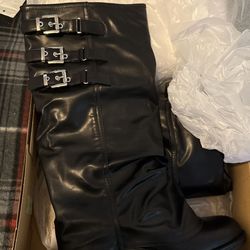 Robbie Flat Boots