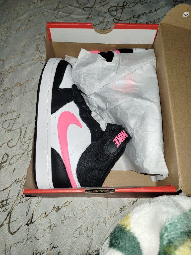 Brand New Nikes Size 5Y 