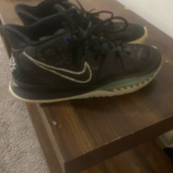 KYRIE 7 BROOKLYN  BLK SIZE 11