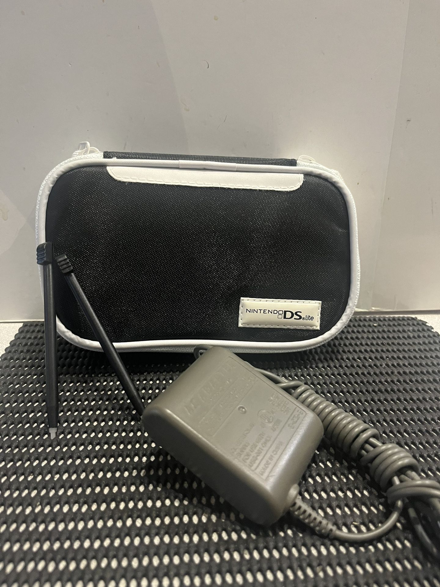New Nintendo DS light travel case with wall charger and 2 stylus 