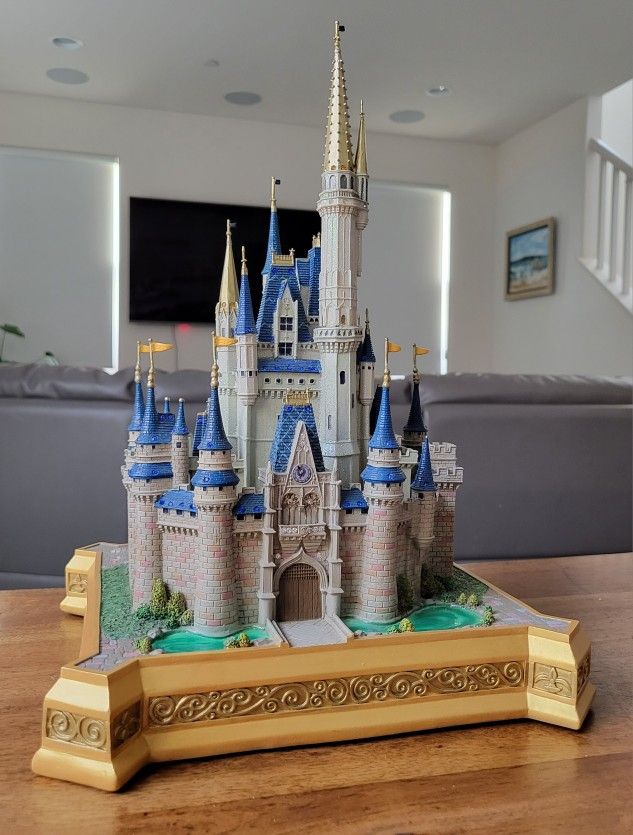Walt Disney World Cinderella Castle Figurine Statue Collectible Medium Big Fig Larry Nikolai Figure