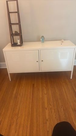 Locker dresser with key