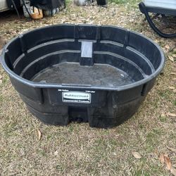 Brand new 300 Gallon Rubbermaid Structural Foam Stock Tank