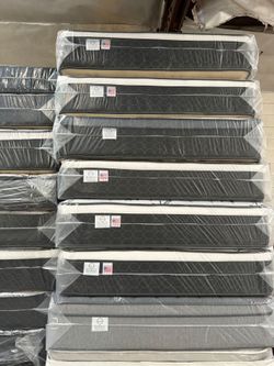 Queen Size Mattress Pillow Top 12"    new Mattress in a plastic sealed
