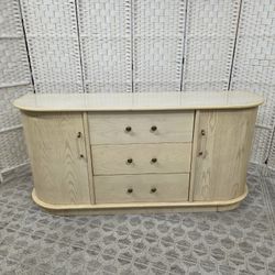 Modern Side board cradenza.
Delivery Available!