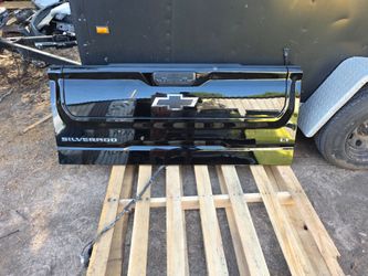 2019-2025 CHEVROLET SILVERADO TAILGATE GOOD CONDITION JUST 2 SMALL SCRATCH 
M616266
08-15-2026