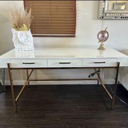 White gold, beautiful desk
