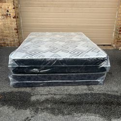 Queen Mattress And Boxsprings 
