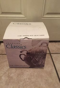 Embossed classics leaf 3qt tureen with lid & ladle