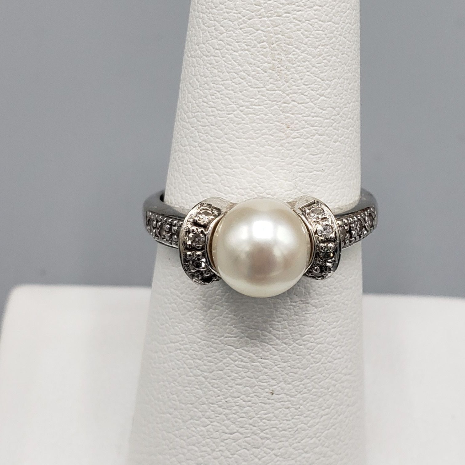 Size 7.5 14k White Gold Pearl Ring