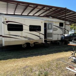 2009 Keystone Fifth Wheel Travel Trailer 