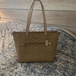 Like New Authentic Coach Purse/tote