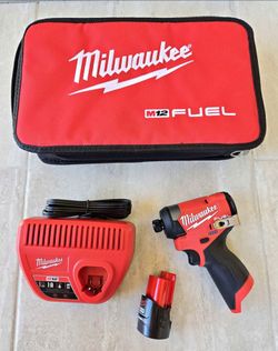 Milwaukee 12V FUEL Impact Driver KIT