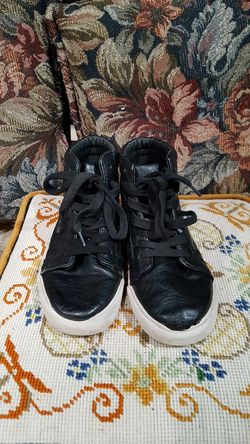 Old Navy ( boys/ size 13) Textured Faux-Leather High-Tops shoes