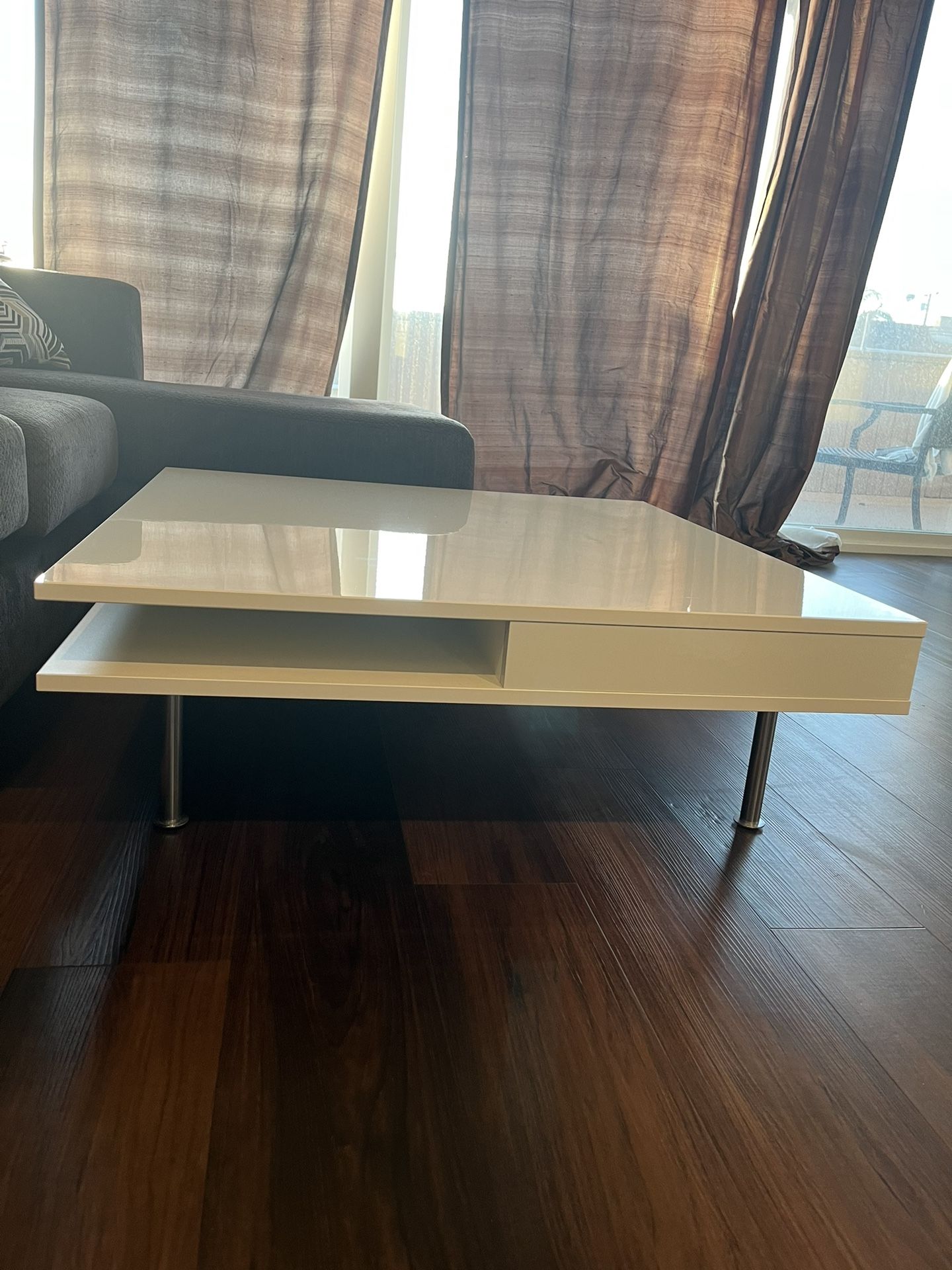 Coffee Table White Gloss IKEA Like New 37 3/8x37 3/8 " for Sale in