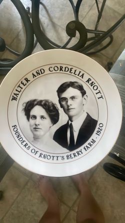 Vintage Walter and Cordelia Knott 1920 collectors plate