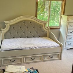 Twin Size Day Bed With Storage