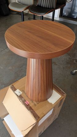 New‼️ Beautiful Solid Wooden Fluted Style Accent Table