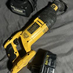 Soso Dewalt 18V Con Su Cargador Y Su Pila Es Husado Pero Trabaja Bien 