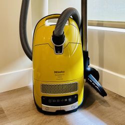 Miele Complete C3 Calima Vacuum - Like New, HEPA Filtration