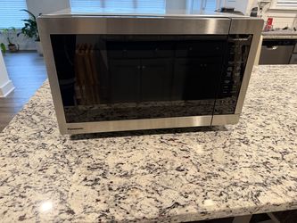 Panasonic 1.3 cu ft Countertop Microwave Oven in Glass Door