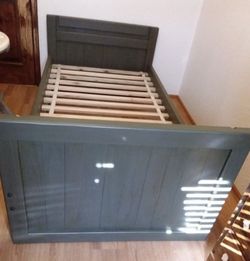 Twin bed.        DELIVERY AVAILABLE 