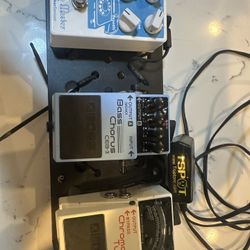 Bass Guitar pedals and board with 1 Spot Daisy Chain