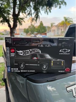 Hot wheels MATTEL brick shop 83 chevy Silverado