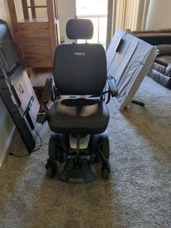 Electric wheelchair, lift