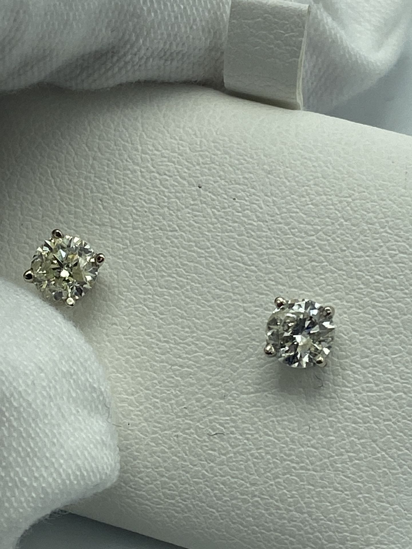 14kt White Gold .92cttw Diamond Stud Earrings for Sale in Hinsdale, IL