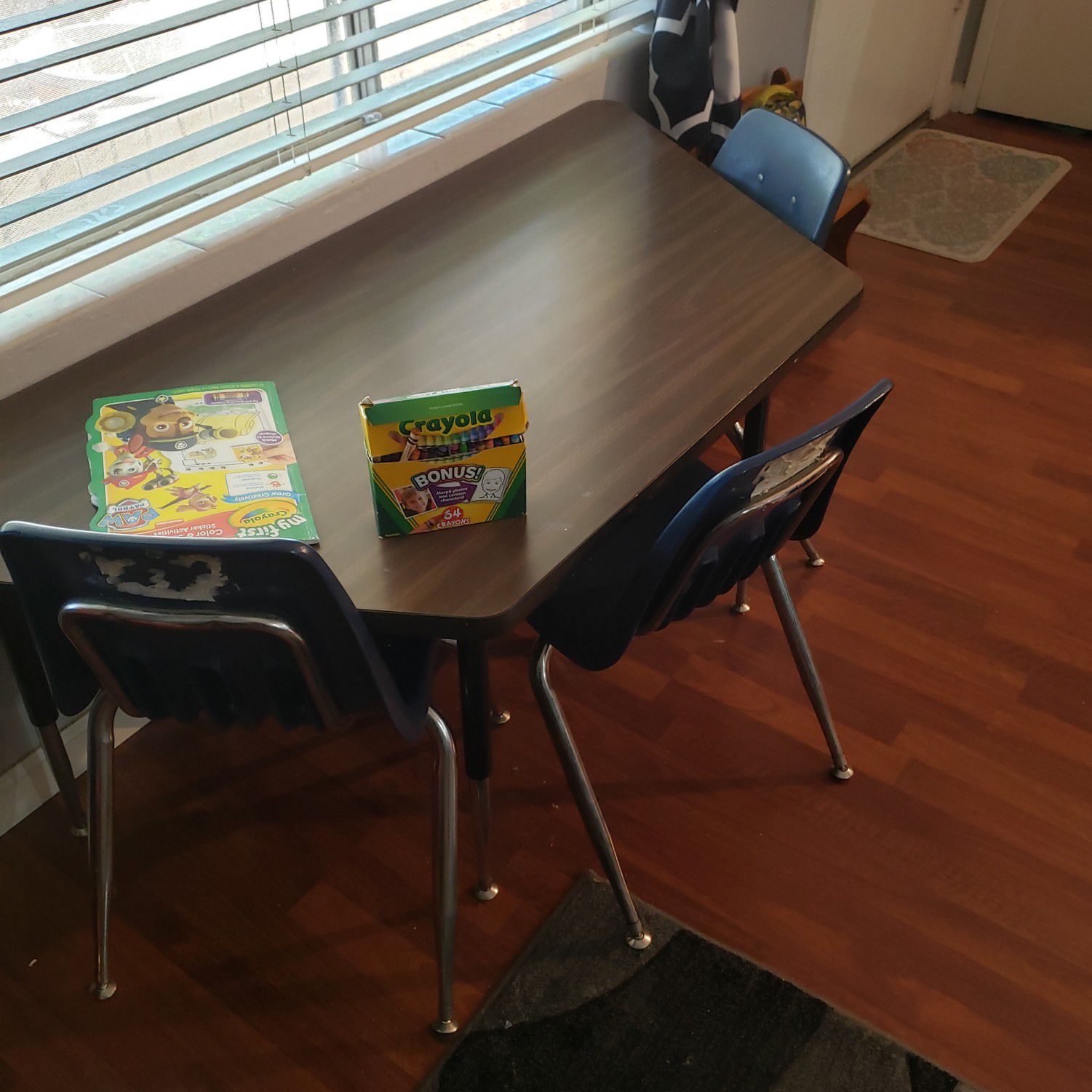 Kids learning table with chairs