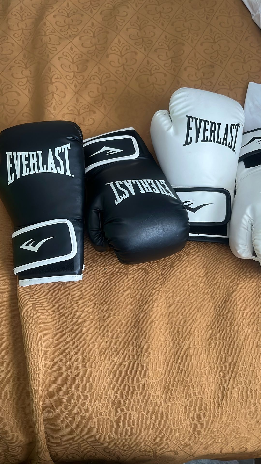 EVERLAST BLACK AND WHITESET BOXING GLOVES160z