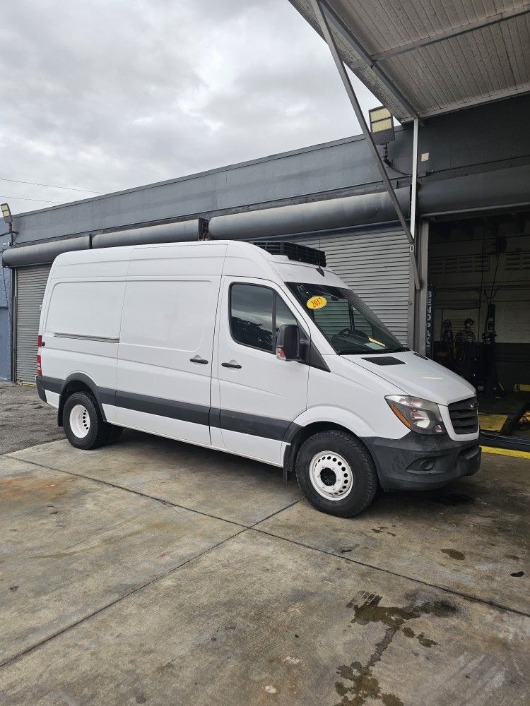 FOR SALE: 2017 MERCEDES-BENZ SPRINTER 3500 – HIGH ROOF REFRIGERATED VAN (DUALLY, DIESEL, INSULATED, CARRIER INTEGRA 30S) 🚐❄️

95kmiles 🛣️

💰 CALL O