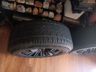 Vendo este send de 4 rines 18 con llantas semi nuevas para tundra Chevrolet Suburban Tahoe