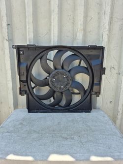2012 2013 2014 2015 2016 2017 2018 BMW 3 SERIES SEDAN Radiator Cooling Fan Assembly ORIGINAL USED