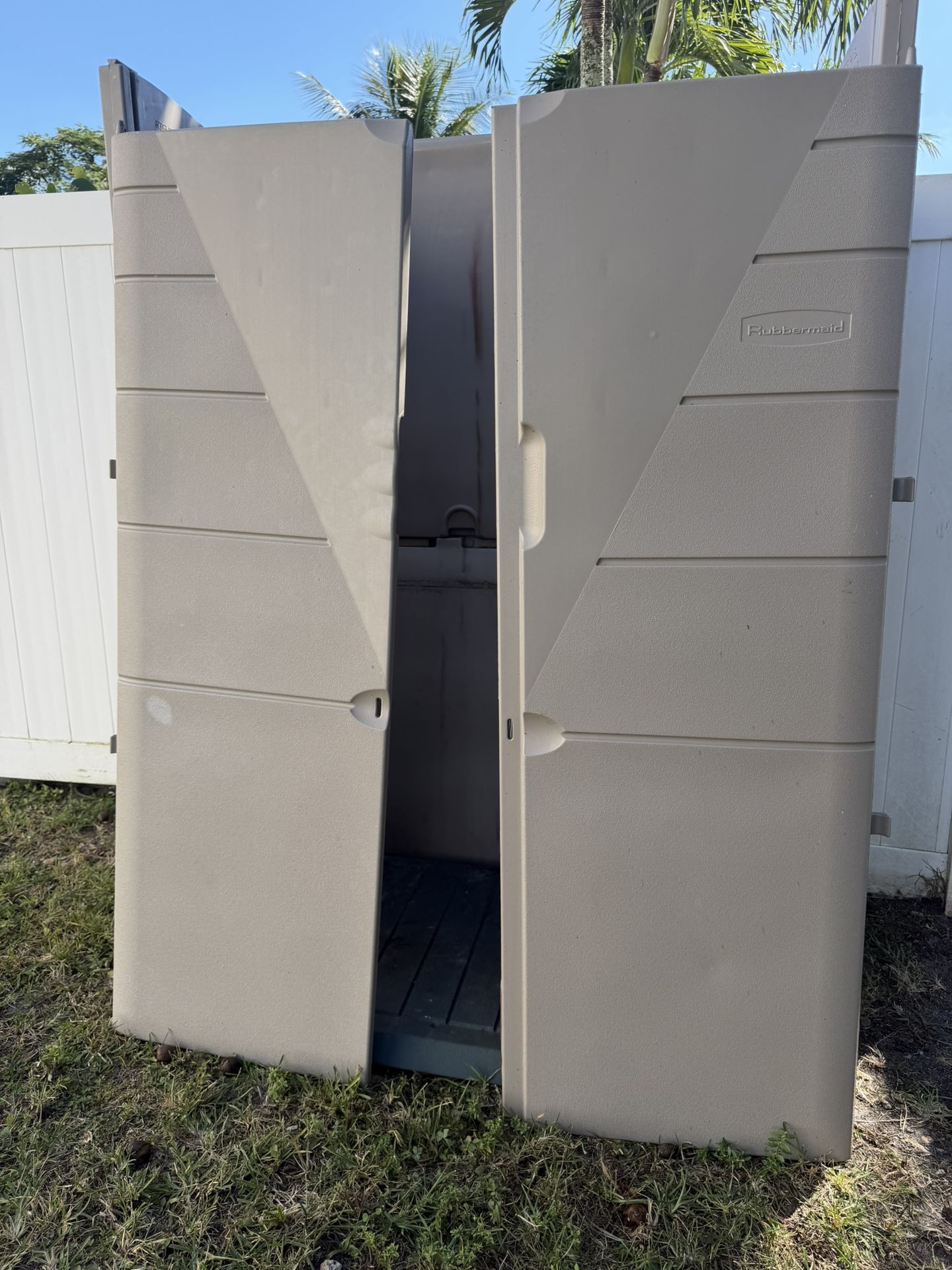 Rubbermaid Outdoor Resin Storage Shed 32 X 56 X 77