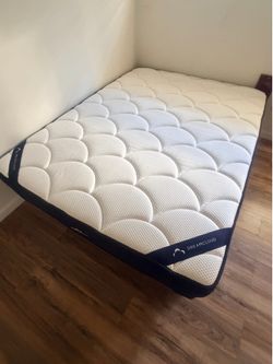 DreamCloud Classic Queen Mattress - Like New Condition