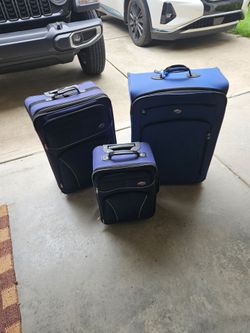 American Tourister 3‑Piece Luggage Set – Great Condition