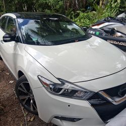 2018 Nissan Maxima front end
