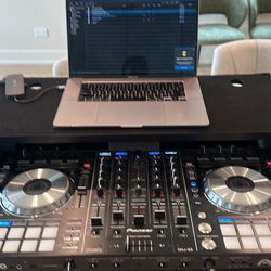 Pioneer DDJ-SX DJ Controller + Odyssey Flight Case 