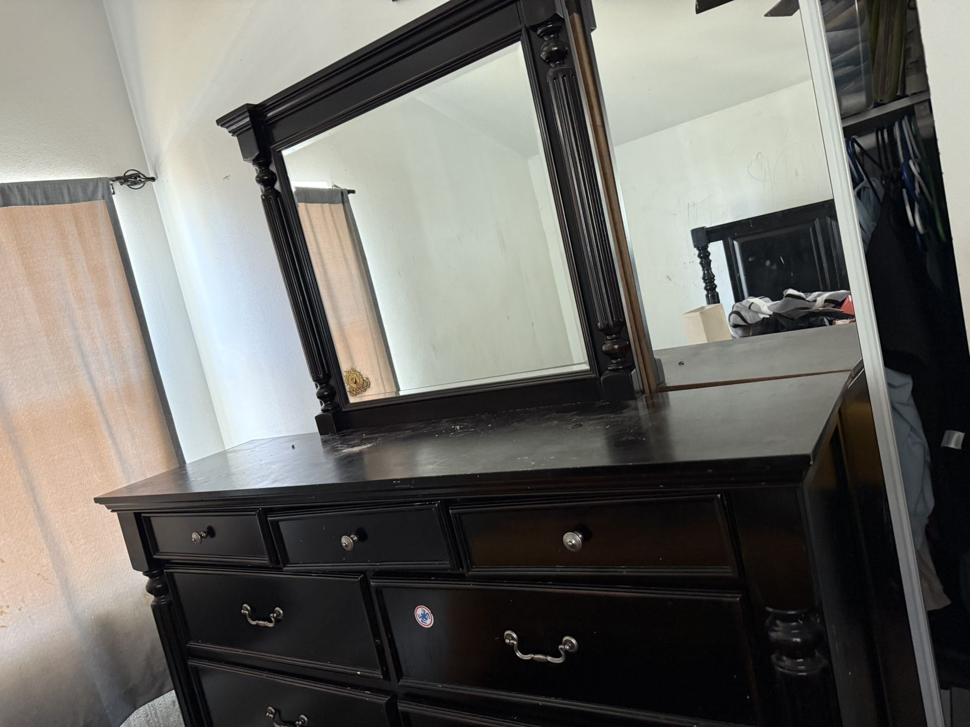Dresser With Mirror