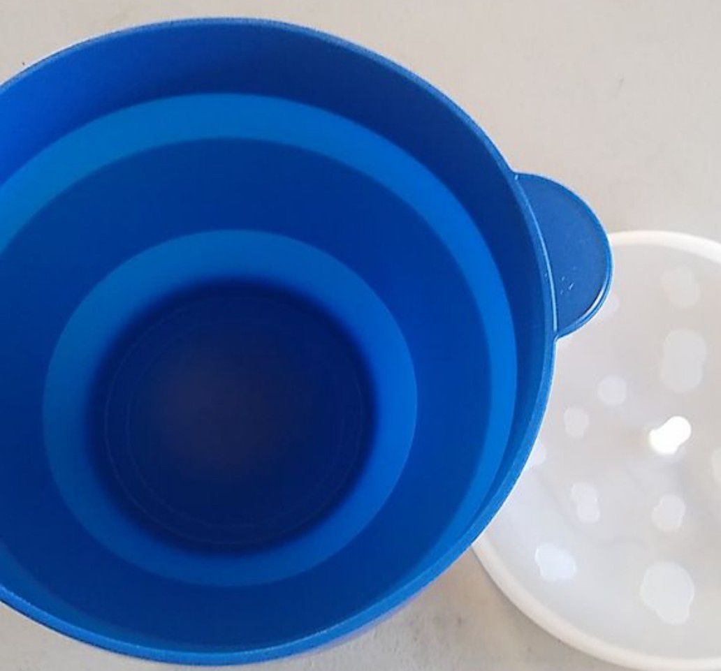 New. Microwave Silicone Popcorn Maker, Collapsible Bowl