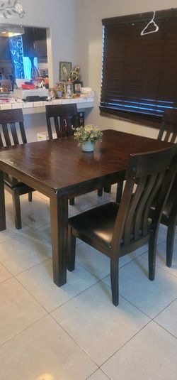 Dining table set