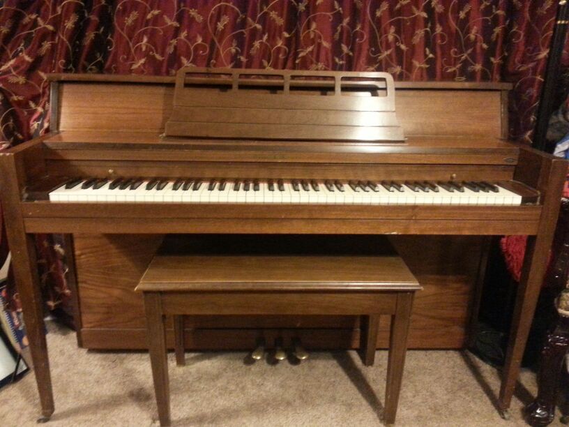 Schroeder Consola 70 upright piano