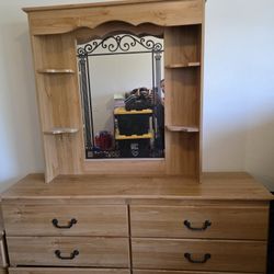 Dresser with mirror and night stand
Mueble con espejo y mesita de noche