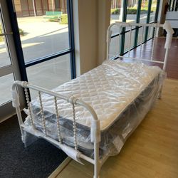 NEW Twin Size Iron Bed 