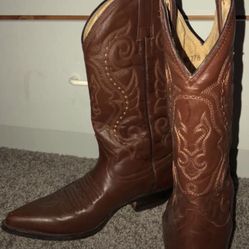 Men’s boots size 9