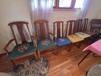 Set of 6 chairs, 2 arm chairs and 4 side chairs Mid-Century Modern era (circa 1950s–1970s) with fun rose sitched seats in different colors!
Mid Cent
