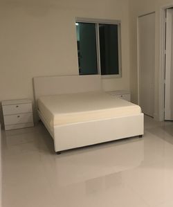 Queen Bed With 2 Nightstands (used) Mattress Free / Cama Queen Con 2 Mesas De Noche (usada) Colchon Free